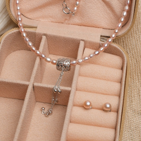 Kомплект колие и обеци с розови перли и сребърен елемент в бижутерка