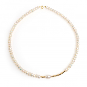 Колие 5.5-6мм плоски бели перли, 6-6.5мм овална бяла перла, 13 позлатени елемента, 40см
