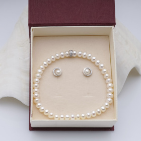 Комплект гривна и сребърни обеци с бели перли 5-6 мм