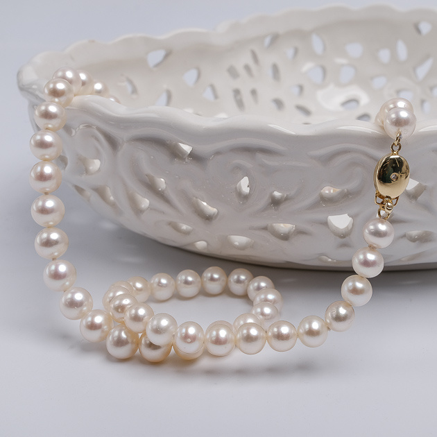 Колие с бели перли 6.5-7мм и 14К златна закопчалка с 1 диамант, 43см