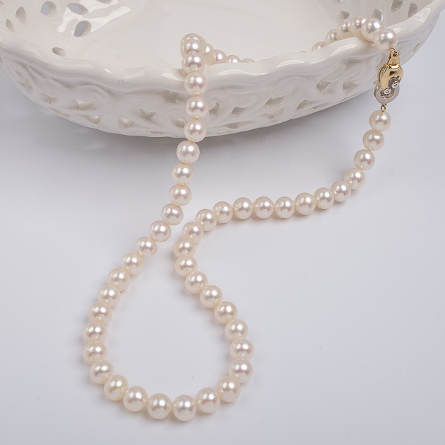 Колие с бели перли 7-7.5мм и 14К златна закопчалка с 4 диаманта, 45см