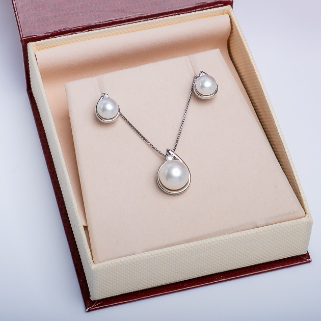 Сребърен комплект висулка и обеци с бели перли 6-7мм, 10мм