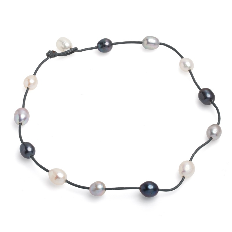 Колие сива кожа, цветни перли, 11-12мм, 44см