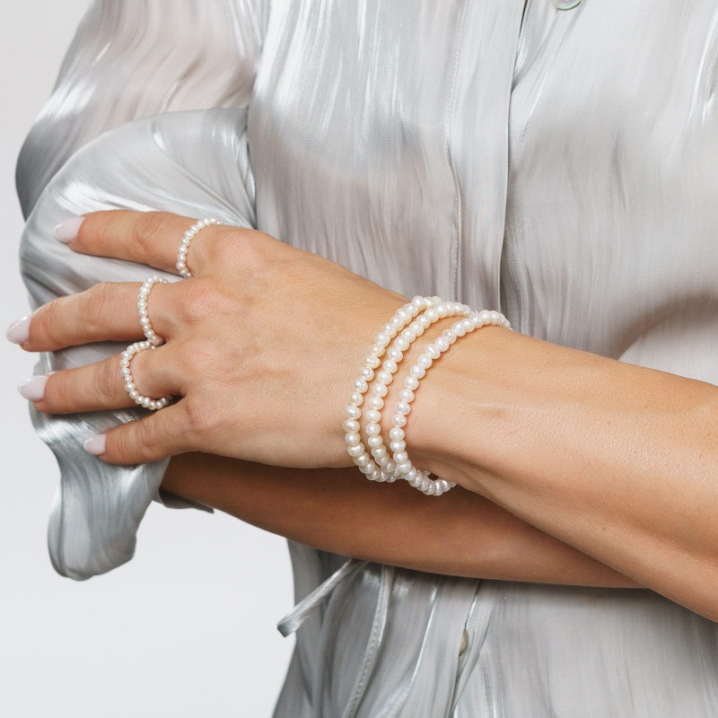 Гривна 5-5.5мм, бели перли, ластик