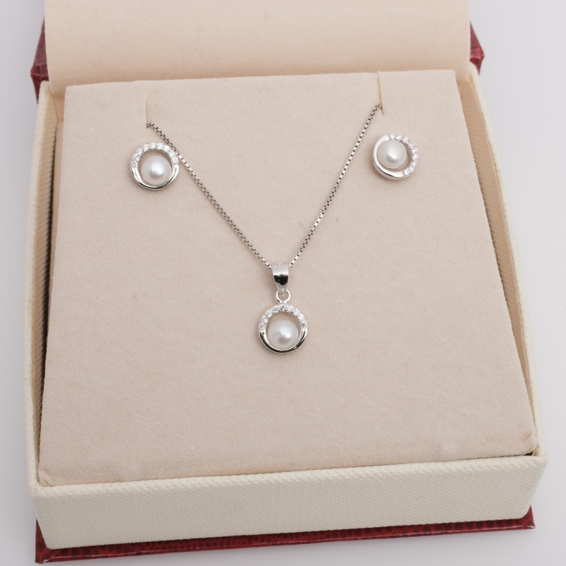 Kомплект висулка и обеци, сребро.,4-5мм бели перли