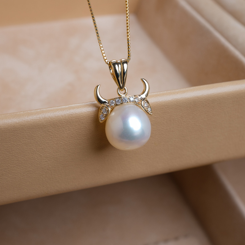 Висулка 14K злато с диаманти, зодия ТЕЛЕЦ