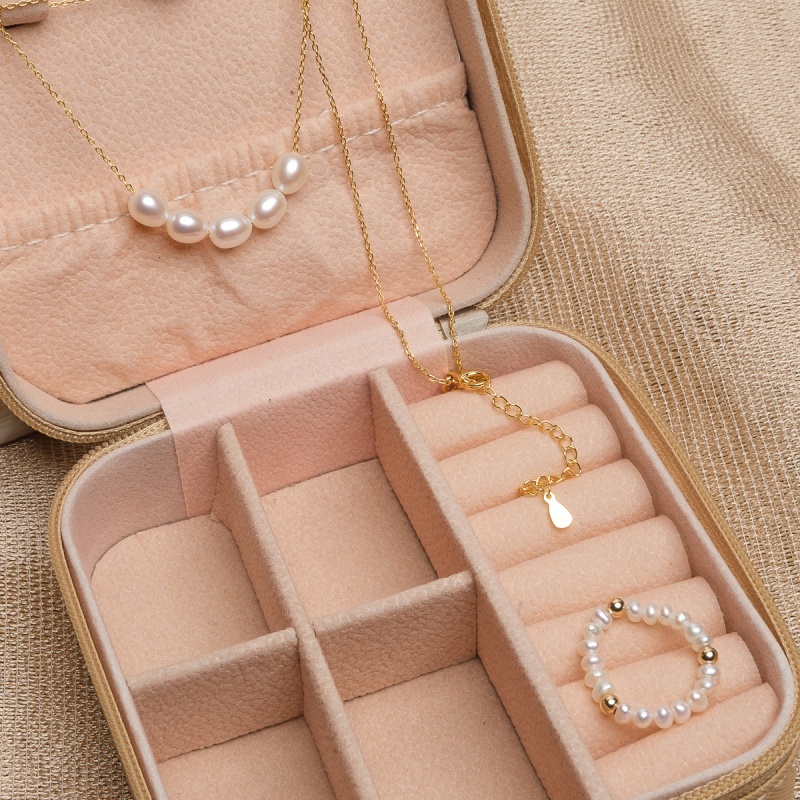 Комплект сребърен с позлата, колие и пръстен с перли в бижутерка