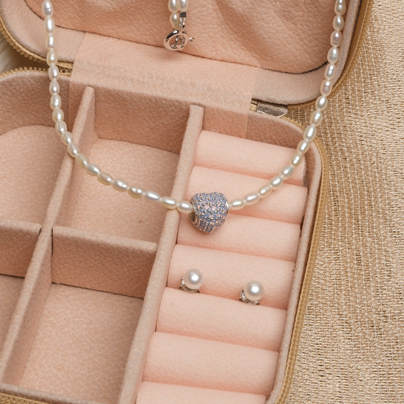 Kомплект колие и обеци с бели перли и сребърен елемент в бижутерка