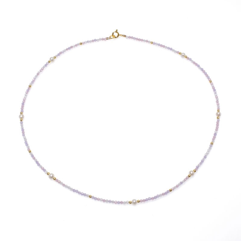 Колие с 3,5-4мм бели перли и лилав шпинел, 42см.