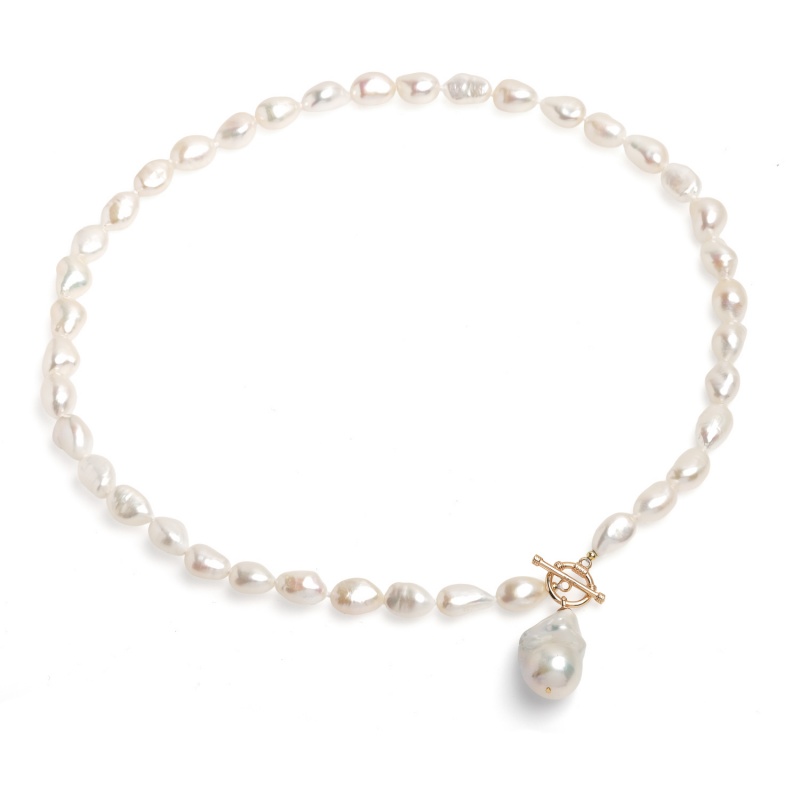 Колие с 9-11мм бели перли и 1брой барокова перла