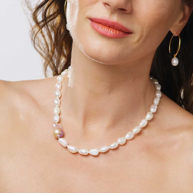 Колие 8,5-12мм бели и 1бр. барокова цветна перли.,сребро с позлата, 45см.