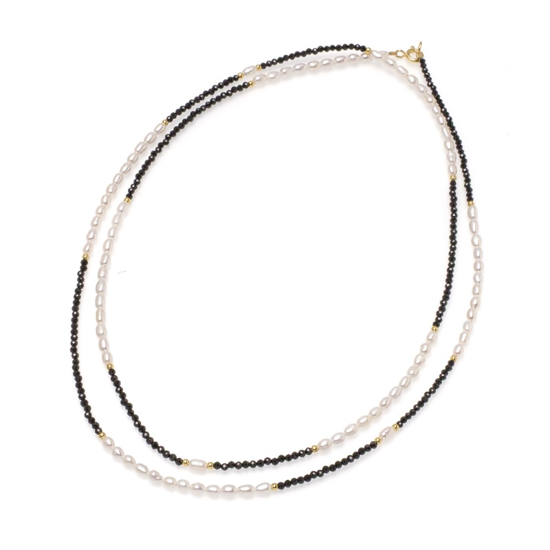 Колие с 2,5-3мм бели перли и черен шпинел, позлатена закопчалка, 82см
