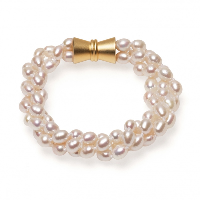 Гривна 3 реда бели перли 5-6мм ,магнитна закопчалка с позлата ,20см