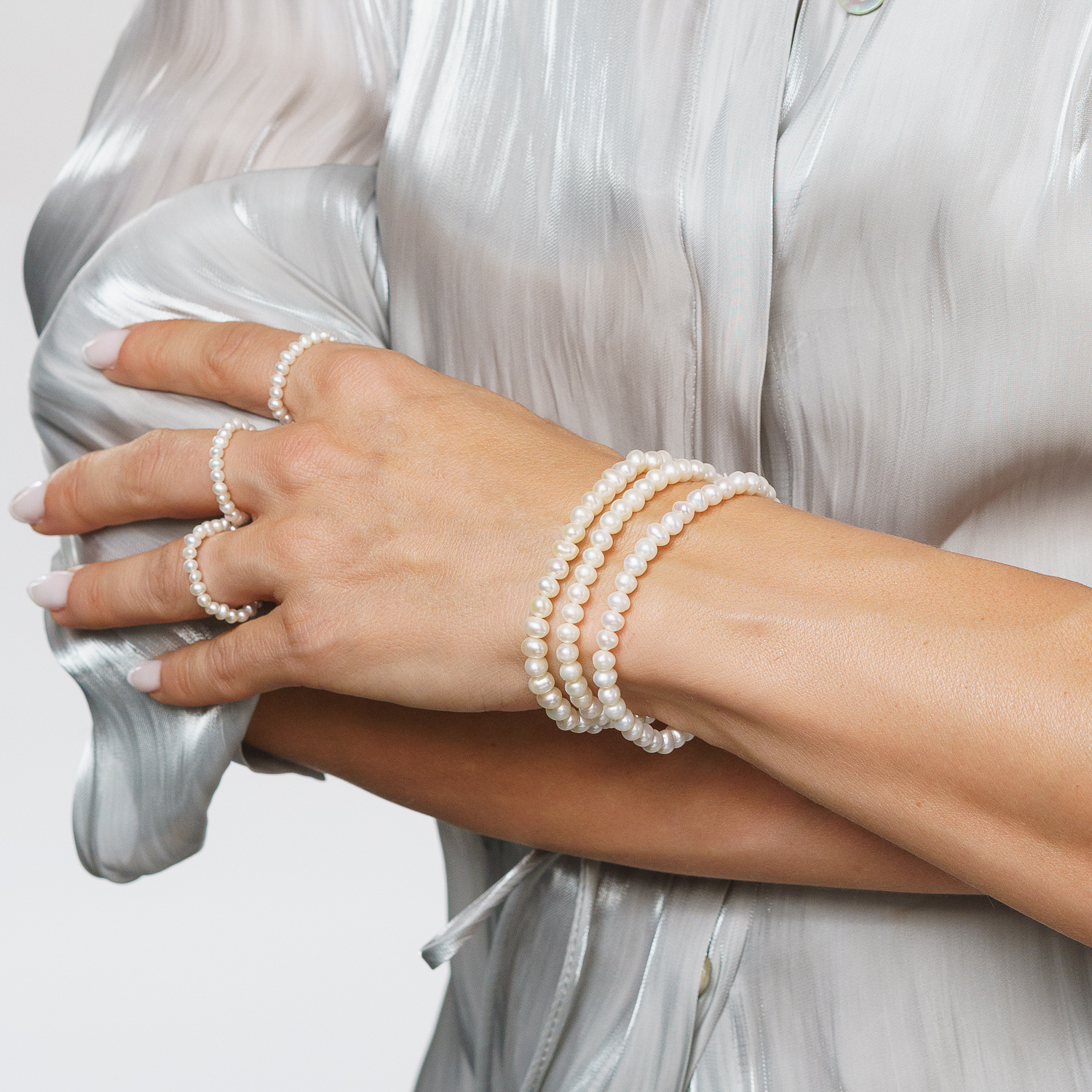 Гривна 5-5.5мм, бели перли, ластик