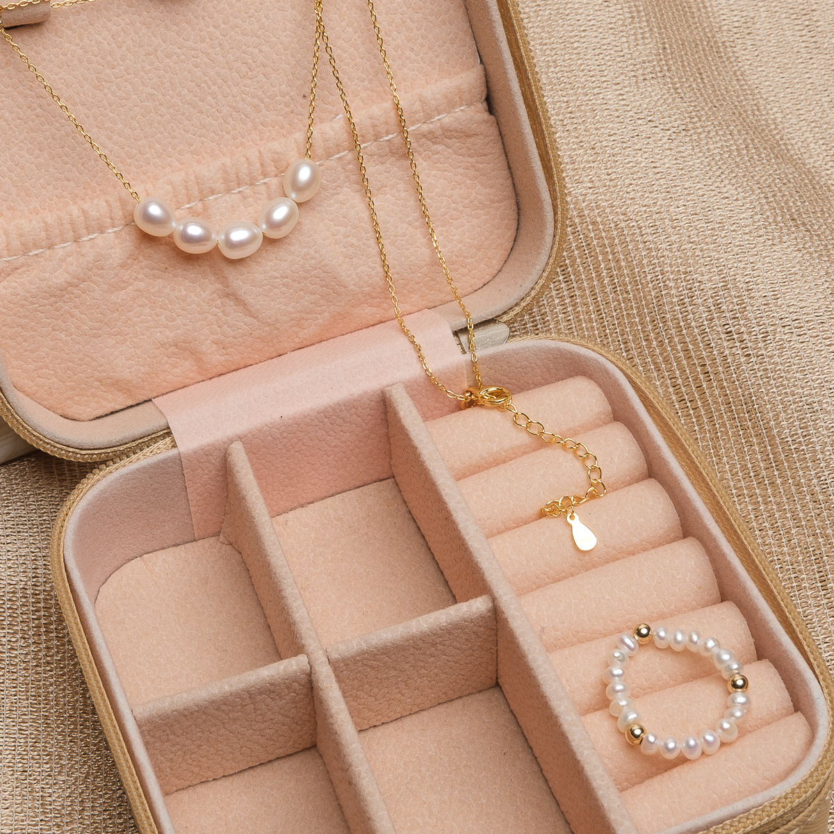 Комплект сребърен с позлата, колие и пръстен с перли в бижутерка