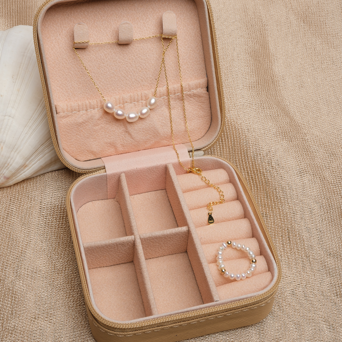 Комплект сребърен с позлата, колие и пръстен с перли в бижутерка