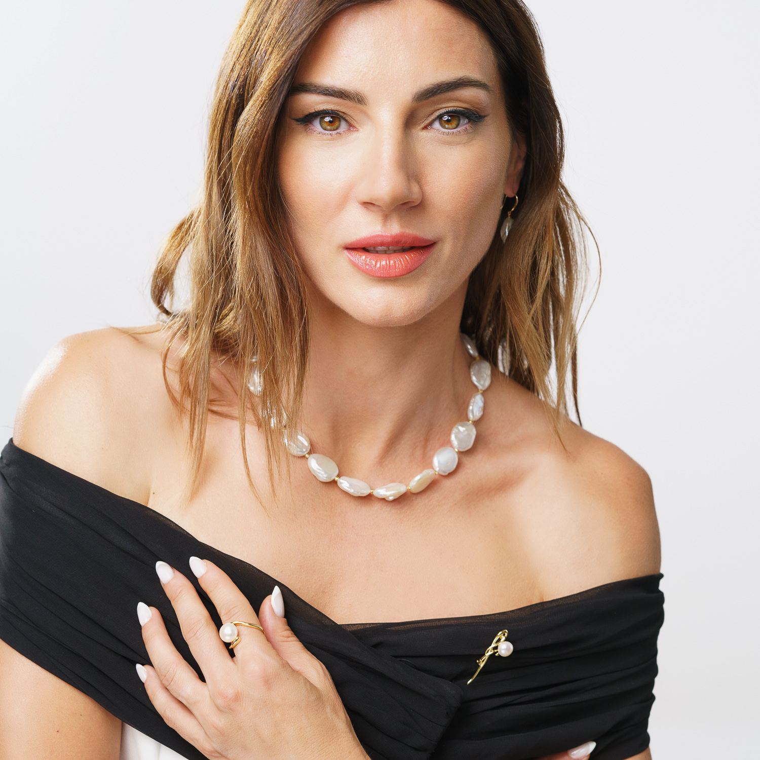 Колие овални перли-парички,позлатени елементи