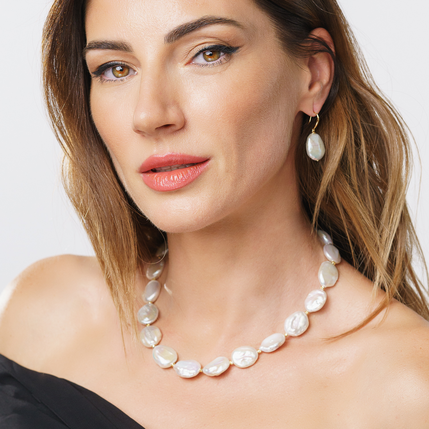 Колие овални перли-парички,позлатени елементи