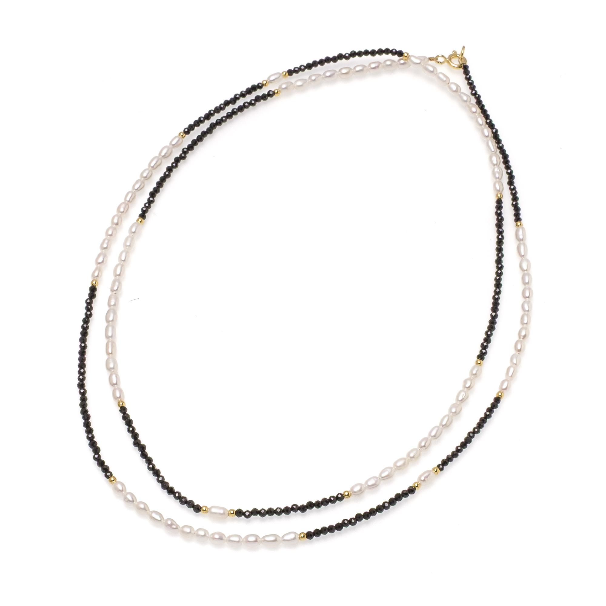 Колие с 2,5-3мм бели перли и черен шпинел, позлатена закопчалка, 82см