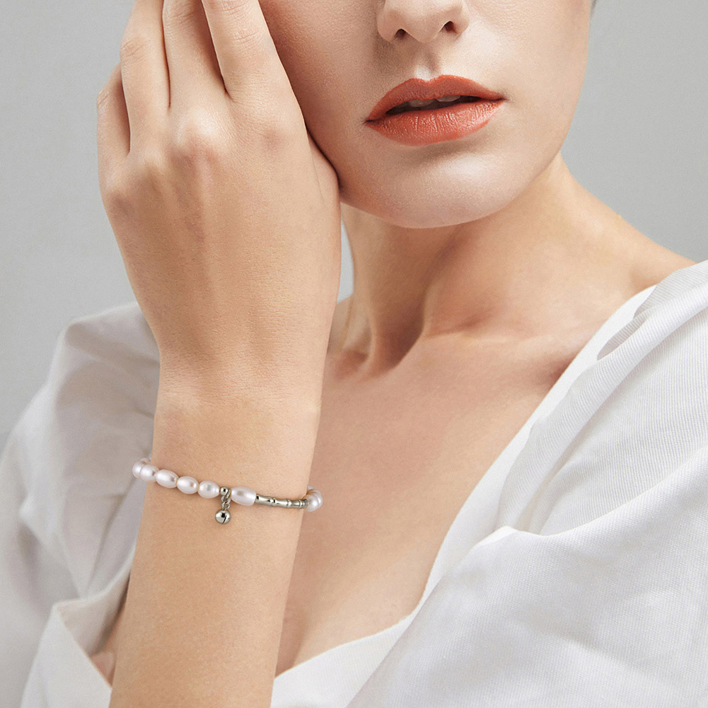 Гривна 5-7мм. бели перли и сребърни елементи, ластик, 18см