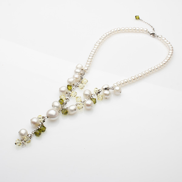 Колие с бели перли 5.5-8.5мм и зелени кристали Swarovski, 39-44см