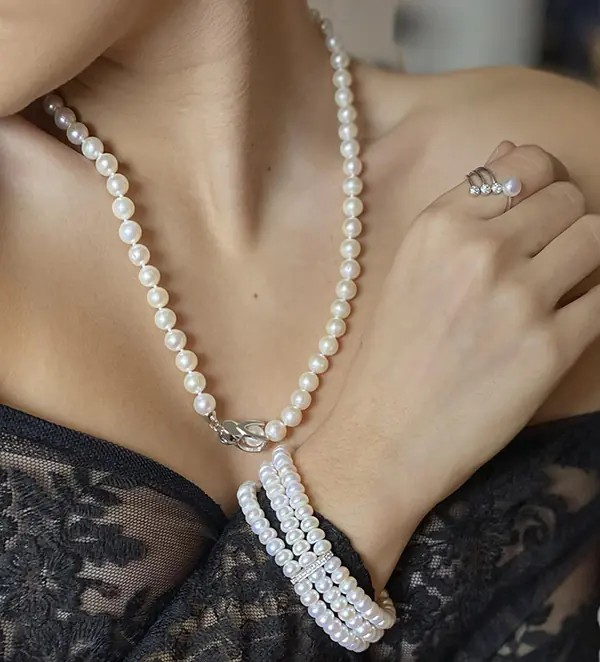 Гривна с три реда бели перли, 5-6мм